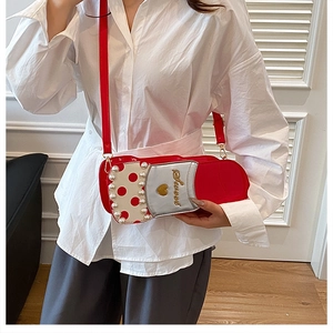 Détail du sac bandoulière rouge en forme de chaussure avec perles et broderie Sweet