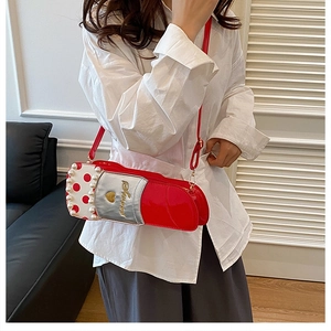 Vue détaillée du sac bandoulière en forme de rouge à lèvres avec perles et vernis rouge