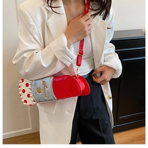 Détail du sac bandoulière en forme de rouge à lèvres avec perles et broderie Sweet