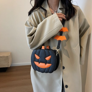 Halloween Kürbis Umhängetasche aus schwarzem Leder mit Fledermaus-Gurt und Gesicht