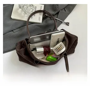 Bolso tote de ante marrón oscuro con amplio espacio para tableta y objetos diarios