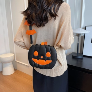 Süße Halloween Kürbis Umhängetasche aus schwarzem Leder mit orangefarbenem Fledermausgurt