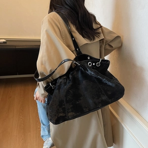 Minimalistische schwarze große Shopper-Tasche am Model aus der Rückansicht getragen