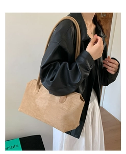 Nahaufnahme einer hellbraunen Wildleder-Tote-Bag mit doppelten Schultergurten am Modell