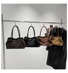 Dettaglio che mostra vari colori di borse tote in similpelle leopardata e tinta unita