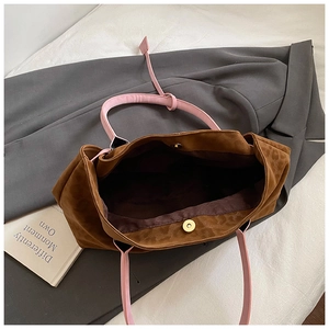 Dettaglio della borsa tote leopardata vintage con trama scamosciata e chiusura magnetica