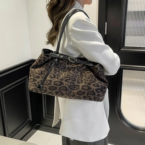 Grande borsa tote scamosciata con stampa leopardata e sottili spalline in pelle