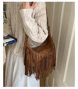 Dettaglio borsa hobo in pelle scamosciata marrone con lunghe frange e tracolla