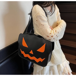 Detail der Halloween-Kürbis-Tragetasche mit orangefarbenem Gesichtsdruck und zwei Trägern