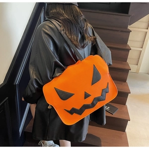 Rückansicht eines Models mit großer orangefarbener Kürbis-Tasche auf Holztreppe
