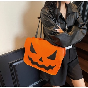 Detailaufnahme der Halloween-Kürbis-Tasche aus orangefarbenem PU-Leder mit schwarzen Trägern