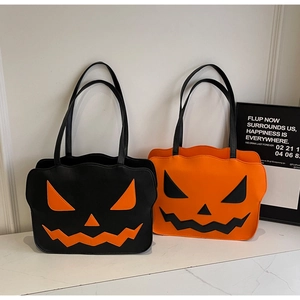 Detailaufnahme der orangen und schwarzen Kürbis-Schultertaschen aus hochwertigem PU-Leder