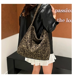 Detail of large leopard print tote bag with wide shoulder straps for daily commuting