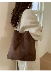 Detail der vintage mattbraunen Wildleder-Umhängetasche mit großem Fassungsvermögen