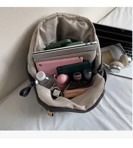 Scomparti interni dello zaino imbottito con ampio spazio per laptop e vari accessori personali