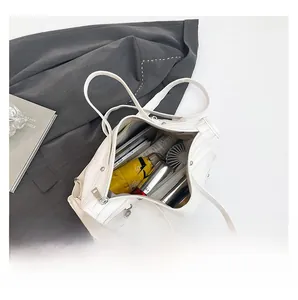 Innenansicht der weißen großen Tragetasche mit Regenschirm, Trinkflasche und Laptop