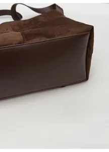 Nahaufnahme des verstärkten Bodens und der dicken Nähte einer Vintage-Matte-Tote