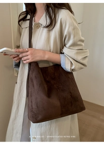 Detail der dunkelbraunen Wildleder-Tragetasche im Retro-Hobo-Stil mit Nähten