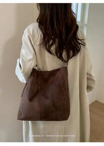 Braune Wildleder-Einkaufstasche kombiniert mit beigem Mantel für einen Retro-Herbst-Look