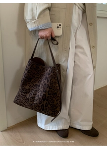 Elegante Beuteltasche aus Wildleder mit Leopardenmuster und schmalen Schultergurten