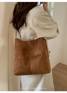Nahaufnahme der braunen Veloursleder-Tragetasche mit hochwertigem Vintage-Finish