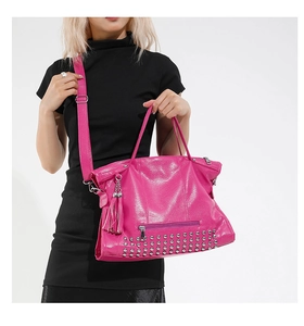 Detail der pinkfarbenen Totebag mit Nieten, Lederfransen und silbernen Akzenten aus PU-Leder