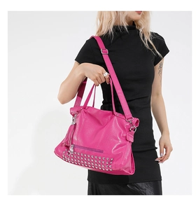 Detail der pinkfarbenen Totebag mit Silbernieten und Litschi-Struktur am Schultergurt