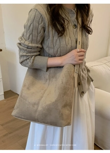 Detailansicht der khakifarbenen Wildleder-Tasche mit sichtbaren Nähten im Boho-Stil