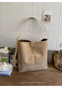 Detail der braunen Wildledertasche mit verstellbarem Schultergurt und mattem Finish