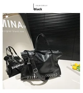 Detail der schwarzen Tragetasche mit Litchi-Narbung, Nieten, Quaste und Mini-Shopper