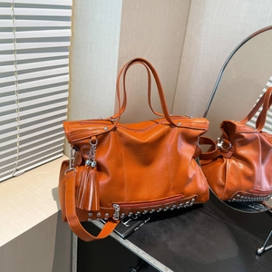 Damen Große Kapazität Nieten Tote Bag PU Leder Verzierte Handtasche Mit Quaste Punk Stil Schulter Umhängetasche