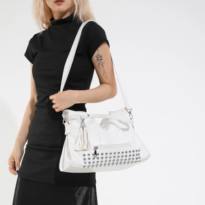 Weiße minimalistische Nietentasche mit Quasten und Silbernieten für Damen als Umhängetasche