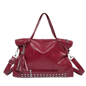 Dunkelrote Lacklederhandtasche mit Nietenverzierung und Quastenanhänger für Damen