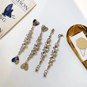 Detalle de cadenas DIY para móvil con pedrería cuadrada, colgantes de corazón y eslabones
