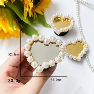 Creative heart-shaped makeup mirror phone grip with white pearls and mirror surface