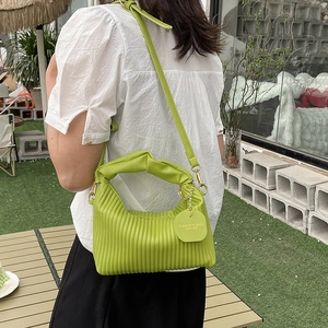 Borsa a nuvola plissettata verde chiaro con strisce verticali e tracolla in pelle abbinata