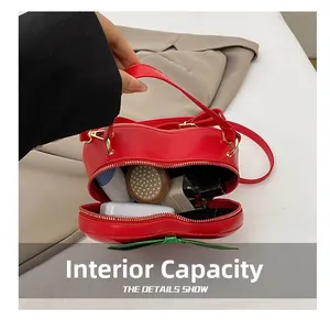 Vue détaillée de l'intérieur du sac à main en forme de cœur pour cosmétiques et objets