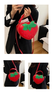 Vues détaillées du sac à main fraise rouge avec feuilles vertes et clous dorés