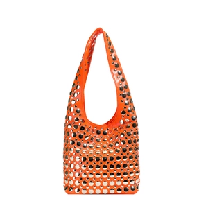 Sac hobo orange vif en cuir avec rivets argentés et style motard pour femmes