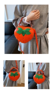 Détail du sac fraise orange avec feuilles scintillantes et bandoulière réglable