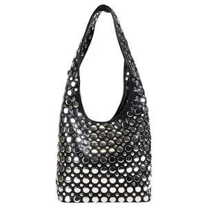 Sac à épaule hobo noir en cuir avec rivets argentés au style punk et rock chic