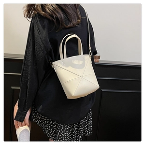 Sac seau beige minimaliste avec texture géométrique pliée et bandoulière fine élégante