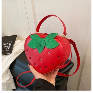 Détail d'un sac fraise créatif en cuir rouge avec des rivets argentés élégants