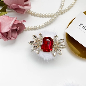 Luxuriöse rote Strass Handyhalterung mit eleganter weißer Kunstpelz Basis für Smartphones