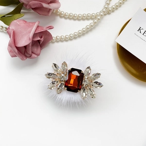 DIY Handyhalterung mit bernsteinfarbenem Edelstein und Strass auf weißem Plüsch-Basis