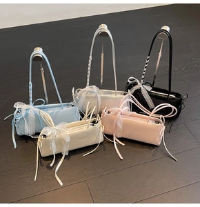 Detaillierte Anzeige verschiedener Baguette-Taschen mit eleganten Spitzenbogendetails