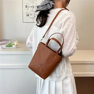 Sac seau marron caramel avec plis géométriques et bandoulière réglable