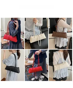 Détail de la texture tressée du sac hobo avec fines bretelles et nœuds chic