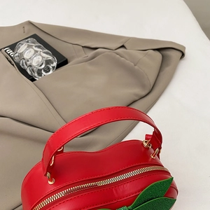 Sac à main chic en forme de cerise rouge avec feuilles vertes et zip doré