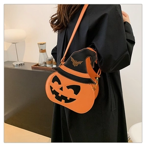 Detail of Halloween pumpkin crossbody bag with wizard hat and golden chain strap